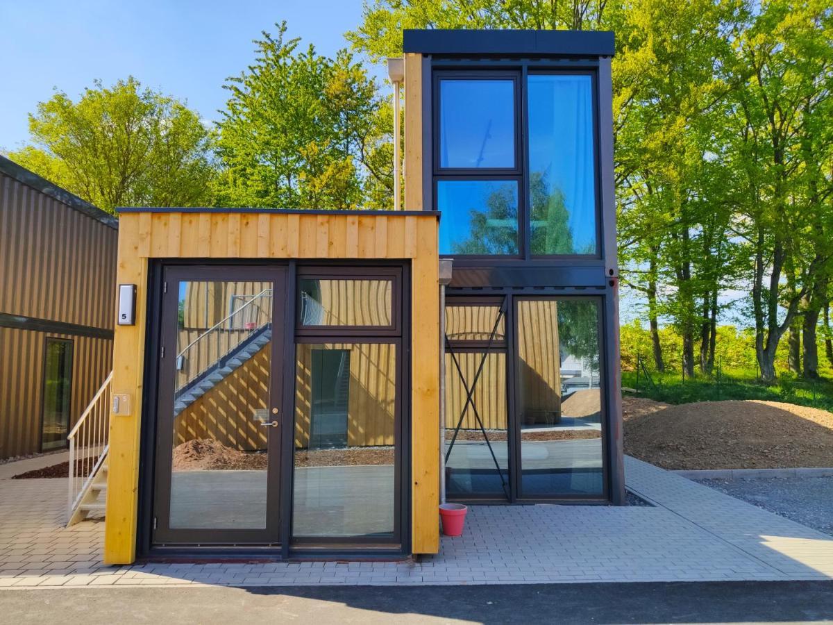 Modern Ausgebauter Ueberseecontainer Als Tiny House ヴェルトハイム エクステリア 写真