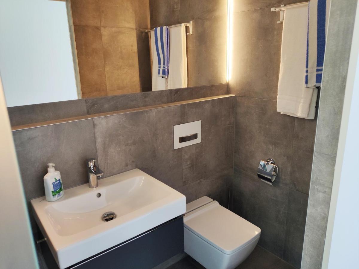 Modern Ausgebauter Ueberseecontainer Als Tiny House ヴェルトハイム エクステリア 写真